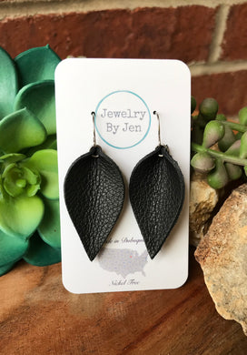 Medium Pinched Earrings: Black Pebbled