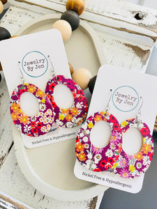 Oval: Tiny Floral on Magenta