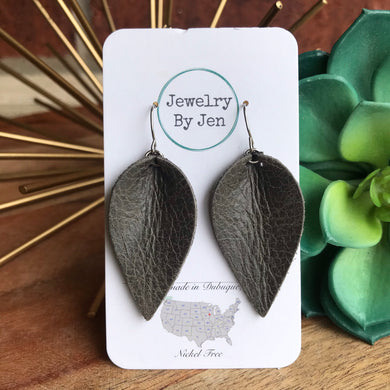 Medium Pinched: Weathered Grey