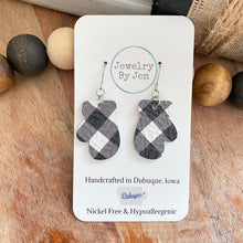 Load image into Gallery viewer, Mittens: White &amp; Black Buffalo Plaid