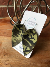 Load image into Gallery viewer, Camo Large Pinched