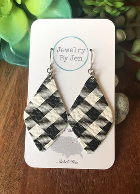 Lora: Black & White Buffalo Plaid